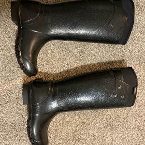 Brand new BOGS waterproof rain boots (size 6)